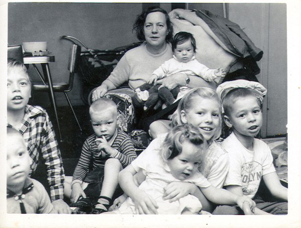 nan-nan-and-her-grandkids-about-1960
